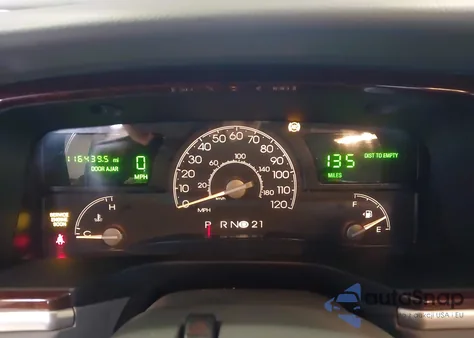 2005 Lincoln Town Car Signature Limited from USA, damaged, VIN 1LNHM82W85Y608053